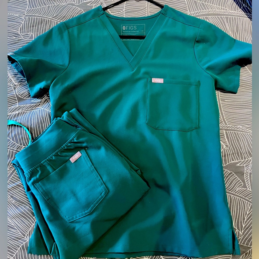 Figs scrubs top and bottom set